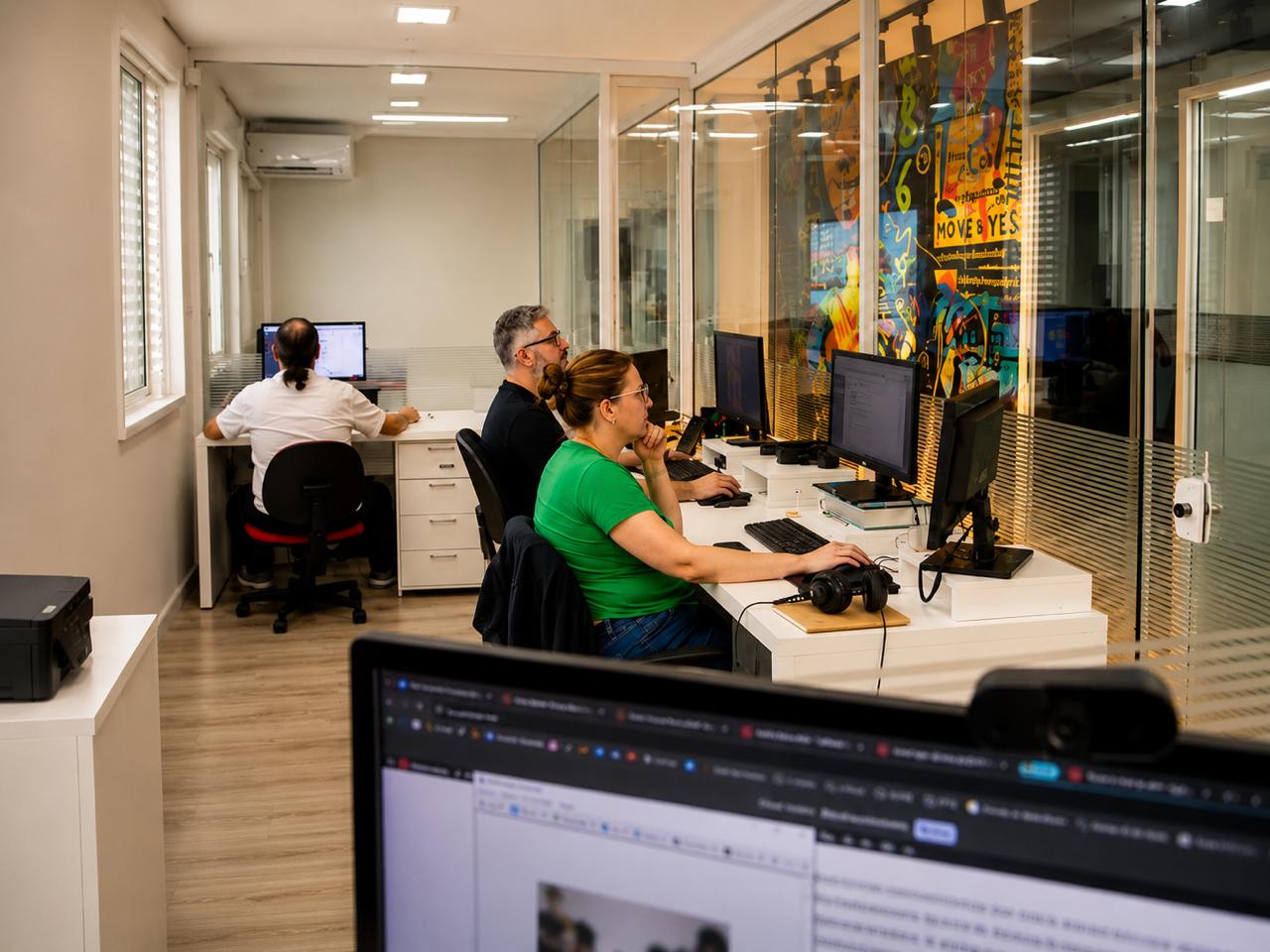 Equipe da Mona trabalhando no escritório